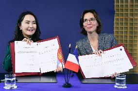 Return of prehistoric cultural property to the Mongolian authorities in Paris FA