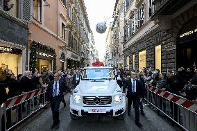 Pope Leo XIV's Traditional Homage To The Immaculate Conception - Rome