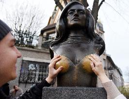 Dalida Statue in Montmartre - Paris