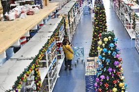 Production of Christmas Glass Spheres - Mexico
