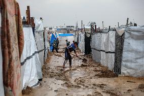 A Winter Storm Chills Gaza and Floods Tent Camps - Palestine