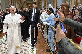 Pope Leo XIV Meets Participants in the ‘Living Nativity’ - Vatican