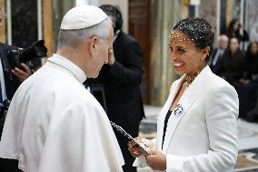 Pope Leo XIV Meets Singers of the Vatican's Christmas Concert