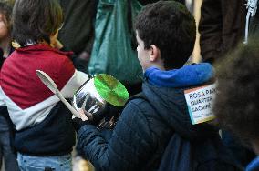 Rosa Parks Neighbourhood Fights Against The Crack Addicts - France