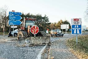 Farmers Protest Against Government's Health Policy on CND - France