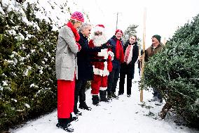 PM Mark Carney Visits Fallowfield Tree Farm - Ottawa