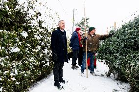 PM Mark Carney Visits Fallowfield Tree Farm - Ottawa