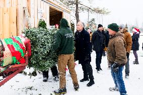 PM Mark Carney Visits Fallowfield Tree Farm - Ottawa