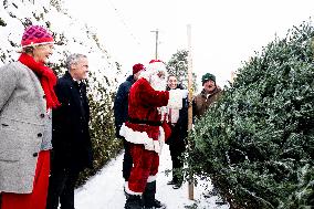 PM Mark Carney Visits Fallowfield Tree Farm - Ottawa