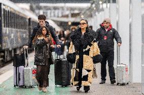 Emily in Paris cast - Paris