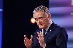 Philippe Juvin Portraits On Dimanche En Politique - Paris