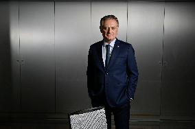 Philippe Juvin Portraits On Dimanche En Politique - Paris