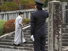 Japanese Princess Aiko visits imperial graveyard