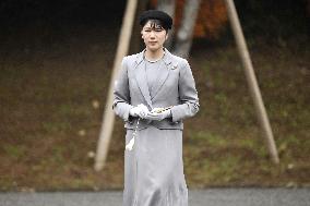 Japanese Princess Aiko visits imperial graveyard