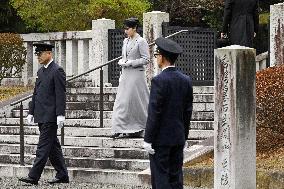 CORRECTED: Japanese Princess Aiko visits imperial graveyard