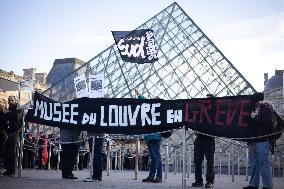 Louvre Museum workers on strike- Paris
