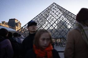 Louvre Museum workers on strike- Paris