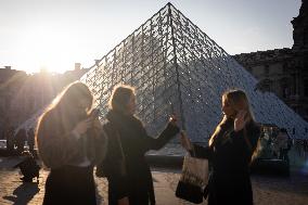 Louvre Museum workers on strike- Paris