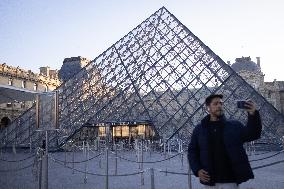 Louvre Museum workers on strike- Paris
