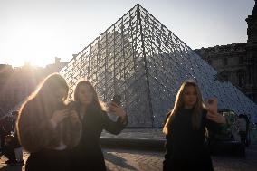 Louvre Museum workers on strike- Paris