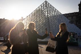 Louvre Museum workers on strike- Paris