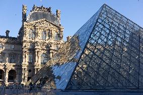 Louvre Museum workers on strike- Paris