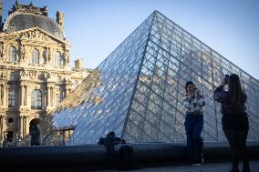 Louvre Museum workers on strike- Paris