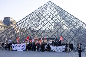 Louvre Museum workers on strike- Paris