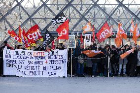 Louvre Museum workers on strike- Paris