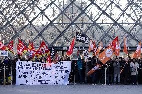 Louvre Museum workers on strike- Paris