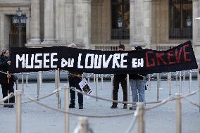 Louvre Museum workers on strike- Paris
