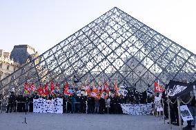 Louvre Museum workers on strike- Paris