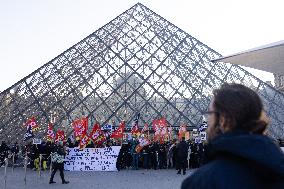 Louvre Museum workers on strike- Paris