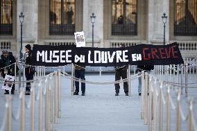 Louvre Museum workers on strike- Paris