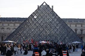 Louvre Museum workers on strike- Paris