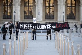 Louvre Museum workers on strike- Paris