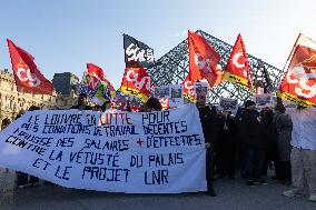 Louvre Museum workers on strike- Paris
