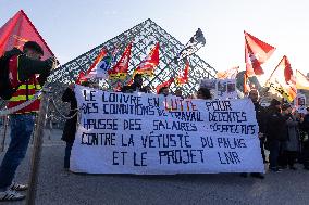 Louvre Museum workers on strike- Paris