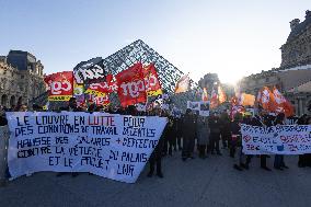 Louvre Museum workers on strike- Paris