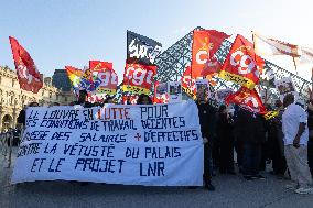 Louvre Museum workers on strike- Paris