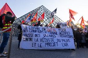 Louvre Museum workers on strike- Paris
