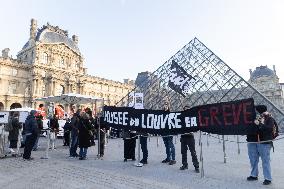 Louvre Museum workers on strike- Paris