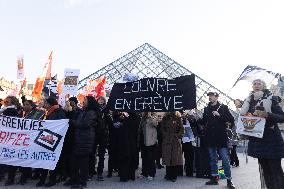Louvre Museum workers on strike- Paris