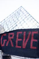 Louvre Museum workers on strike- Paris