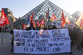Louvre Museum workers on strike- Paris