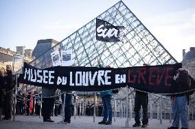Louvre Museum workers on strike- Paris