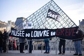 Louvre Museum workers on strike- Paris