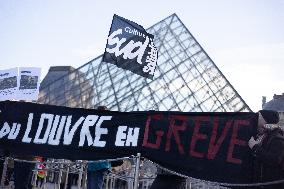 Louvre Museum workers on strike- Paris