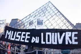 Louvre Museum workers on strike- Paris