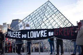 Louvre Museum workers on strike- Paris